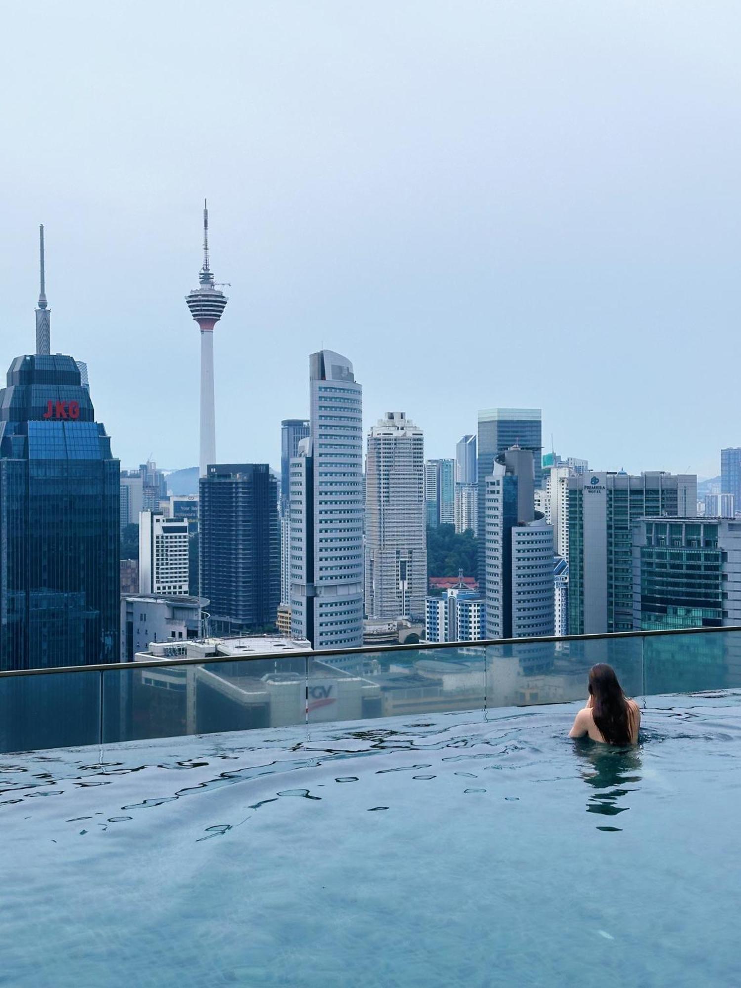 Modern Bauhaus Studio At Regalia Klcc Infinity Pool Kuala Lumpur Bagian luar foto